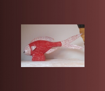 Fisch aus Holz und Gummi